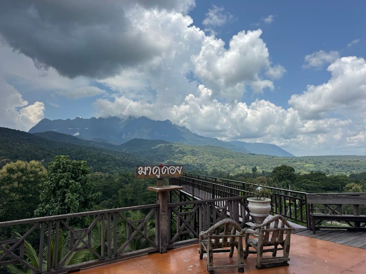 The Ma Doo Doi sign with the massif behind it